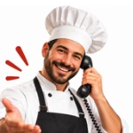 שף מחייך עם כובע שף לבן ואפרכסת טלפון ביד